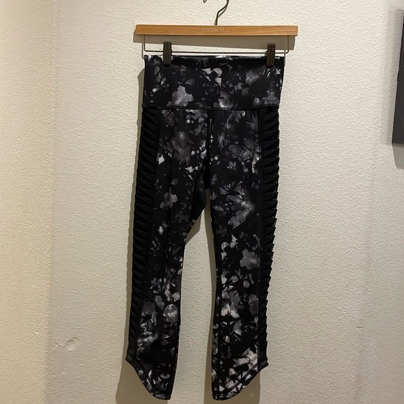 lululemon athletica Pants - Lululemon Woman Black White And Grey Leaf Design. Excellent Condition size 4